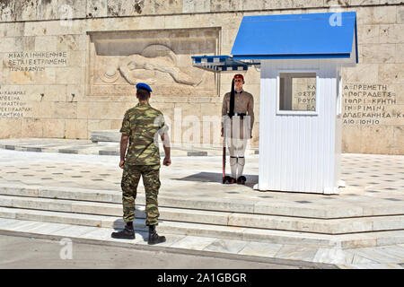 Athènes, Grèce - 04 juin 2016 Evzonese (garde présidentielle) veillent sur un monument à un soldat inconnu devant un parlement grec buildi Banque D'Images