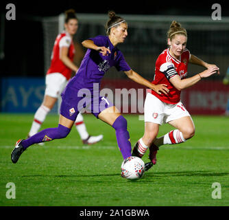 Boreham Wood (Royaume-Uni). 26 Sep, 2019. Manchester, Angleterre - 26 SEPTEMBRE : L-R Greta Adami de la Fiorentina et Kim peu d'Arsenal pendant l'UEFA Women's Champions League Round 32 match aller 2e entre les femmes et les femmes d'Arsenal Fiorentina à Meadow Park Stadium le 25 septembre 2019 à Borehamwood, Angleterre : Crédit photo Action Sport/Alamy Live News Banque D'Images