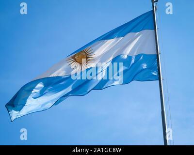 L'Argentine drapeau sur un poteau, avec le soleil inca au milieu. Banque D'Images