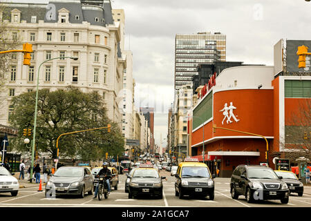 BUENOS AIRES - SEP 20 : l'Avenue Corrientes, le 20 septembre 2012 à Buenos Aires. La rue est intimement liée au tango porteño et le sens de l'id Banque D'Images