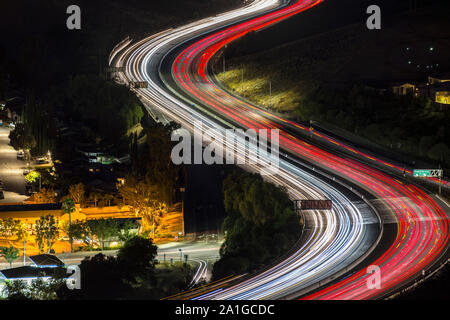 Les usagers de l'autoroute de nuit sur la route 118 dans la banlieue de Simi Valley, près de Los Angeles dans le comté de Ventura, en Californie. Banque D'Images