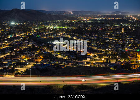 Vue de nuit de l'aube Simi Valley freeway traffic de banlieue et maisons de banlieue, près de Los Angeles dans le comté de Ventura, en Californie. Banque D'Images