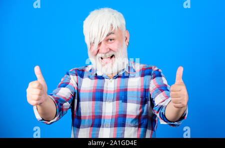 Les cheveux et les autres trucs. homme barbu d'âge mûr en perruque blanche. Concept Hairloss. Grand-père à la retraite. Salon de coiffure et coiffeur. mode masculine. Les soins de santé. Heureux vieux granpa. man avec barbe grise. Banque D'Images