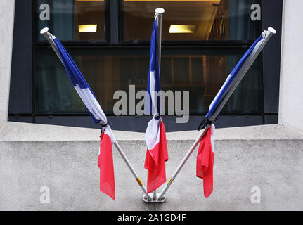 Paris, France. 26 Sep, 2019. Les drapeaux français avec rubans noirs sont vus à l'Assemblée nationale pour pleurer la fin de l'ancien président français Jacques Chirac à Paris, France, le 26 septembre, 2019. La France, l'ancien président Jacques Chirac est mort jeudi à l'âge de 86 ans. Credit : Gao Jing/Xinhua/Alamy Live News Banque D'Images