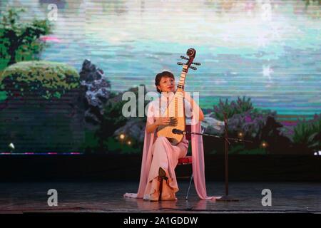 Katmandou, Népal. 26 Sep, 2019. Un artiste joue instrument traditionnel au cours de "magnifique Hunan', un spectacle culturel organisé à l'occasion du 70e anniversaire de la fondation de la République populaire de Chine à Katmandou, au Népal, la province du Hunan en Chine Artistes effectuer le groupe ethnique de danses, acrobaties, chants, danse et spectacle de marionnettes à l'événement organisé par le Centre culturel de la Chine au Népal et Hunan provincial Ministère de la Culture et du tourisme pour promouvoir la culture de la Chine à peuple népalais. (Photo par Archana Shrestha/Pacific Press) Credit : Pacific Press Agency/Alamy Live News Banque D'Images