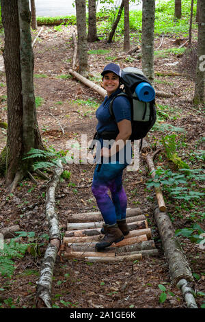 Femme sur un chemin ou sentier boisé Banque D'Images