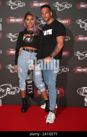 Zahida Allen et son partenaire James Wright arrivent à Thorpe Park Resort lors du lancement de la peur la nuit. Banque D'Images