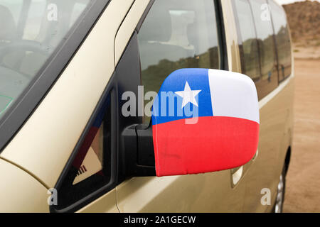 Symbole patriotique chilienne dans un miroir d'une voiture. Semaine nationale du Chili. Banque D'Images