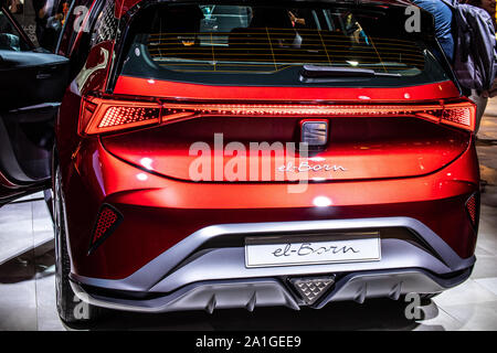 Francfort, Allemagne, nov 2019 : siège métallique rouge el-né tout électriques concept prototype voiture à AAI, siège produit par EV Banque D'Images