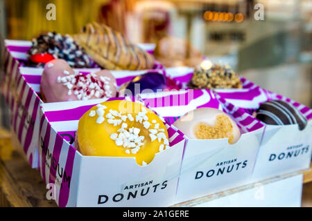 Donuts colorés Dum Dum à Donutterie Boxpark à Shoreditch, London, UK Banque D'Images