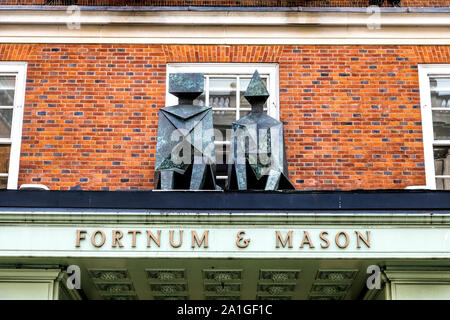 'Roi et Reine' 1990 sculpture par Lynn Chadwick sur le dessus de la canopée de Fortnum & Mason, Londres, UK Banque D'Images