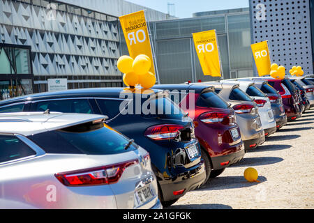 Bordeaux, France - le 2 juin 2019:alignement de voitures Renault de types divers exposés sur le parc d'exposition d'un concessionnaire automobile. Banque D'Images