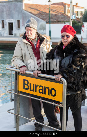 Venise, Italie - 01 septembre 2014 : Un homme et une femme sont debout sur le quai de l'île Burano à Venise. Italie