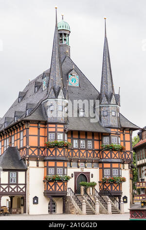 Hôtel de ville - l'un des plus célèbres monuments architecturaux en Allemagne - est un symbole de Wernigerode. Banque D'Images