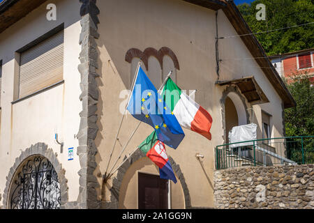 Le drapeau italien et le drapeau de l'UE à la suite de l'autre sur un immeuble dans le Nord de l'Italie Banque D'Images