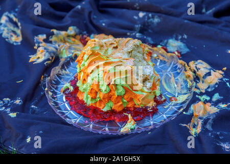 Gâteau glacé coloré mutilés après un premier anniversaire de l'enfant partie cake smash Banque D'Images