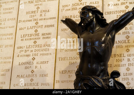 Plaques avec les noms des soldats tombés pendant la SECONDE GUERRE MONDIALE I. statue brisée de Jésus en face d'eux. Église de Notre-Dame-de-Lorette au memorial DE LA SECONDE GUERRE MONDIALE (1914-18). Banque D'Images