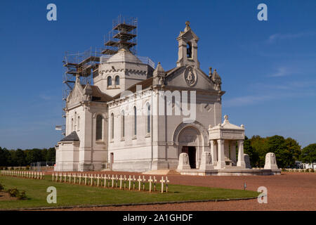 Église de Notre-Dame-de-Lorette entouré de tombes des soldats tombés pendant la SECONDE GUERRE MONDIALE I. NÉCROPOLE DE LA PREMIÈRE GUERRE MONDIALE (1914-1918). Banque D'Images