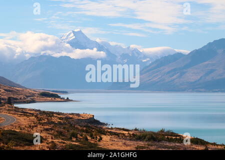 Scenic Route sinueuse le long du lac Pukaki à Mount Cook National Park, South Island, New Zealand Banque D'Images