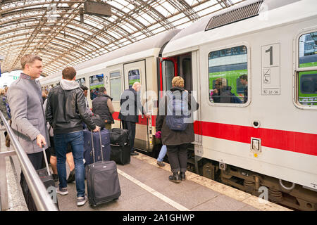 COLOGNE, ALLEMAGNE - circa 2018, octobre : un train vu sur platrform à la gare principale de Cologne. Banque D'Images