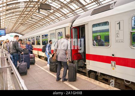 COLOGNE, ALLEMAGNE - circa 2018, octobre : un train vu sur platrform à la gare principale de Cologne. Banque D'Images