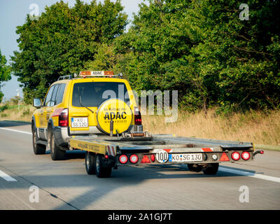 Allemagne - Aug 29, 2019 - Vue arrière de l'ADAC BMW X3 SUV dans jaune vif avec remorque cargo conduite rapide sur l'autoroute allemande Banque D'Images