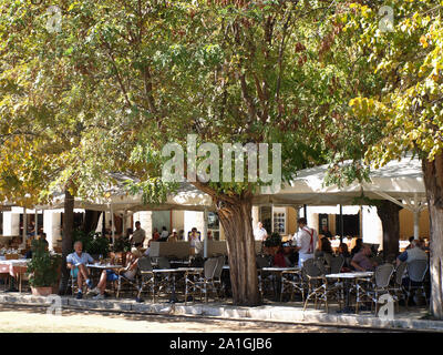 Restaurants et cafés-bars le long de la vieille ville de Corfou Liston en, Kerkyra, Grèce Banque D'Images