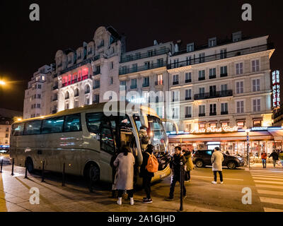 Paris, France - Jan 20, 2019 : Avis de rue parisienne avec des touristes en attente d'un bus près de coach en font de Paris Nord Cafe et nouvel hôtel Banque D'Images