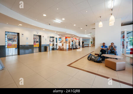 Paris, France - Jul 14, 2011 : grand angle de visualisation du hall de l'hôtel Accor Ibis avec les personnes en attente dans la zone d'affaires Banque D'Images