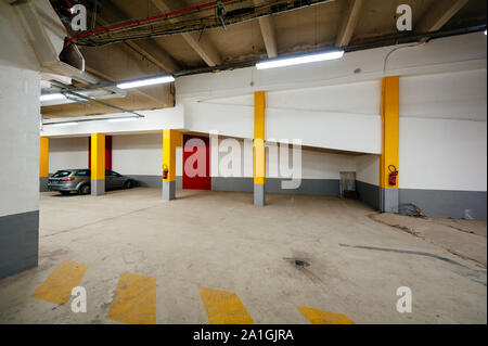 Paris, France - Jul 14, 2011 : grand angle de visualisation du Français parking souterrain dans le centre de Paris avec vue côté parc gris Opel Banque D'Images