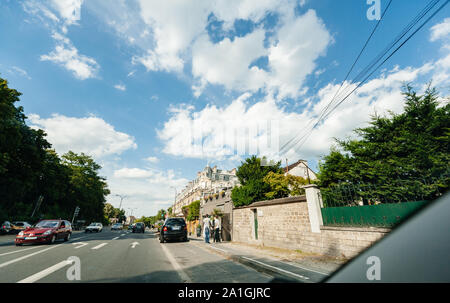 Paris, France - Jul 14, 2011 : Le pilote de l'auto à la POV periferic français parisien quartier parisien apartment building Banque D'Images