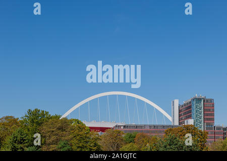 Arche blanche structure de poutres en acier et les câbles de suspension de la Lanxess Arena de Cologne et la cime des rues en Allemagne. Banque D'Images