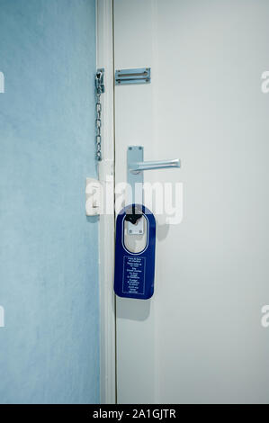 Chambre d'hôtel moderne avec porte veuillez prendre une chambre bleu panneau d'avertissement sur le bouton de porte Banque D'Images