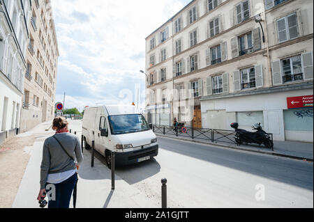 Paris, France - Jul 14, 2011 : vue grand angle de la rue de Paris avec jeune femme autour de van Peugeot blanc Banque D'Images