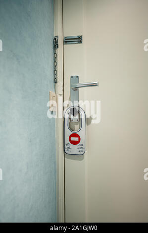 Chambre d'hôtel moderne porte avec panneau d'avertissement Ne pas déranger sur bouton de porte Banque D'Images