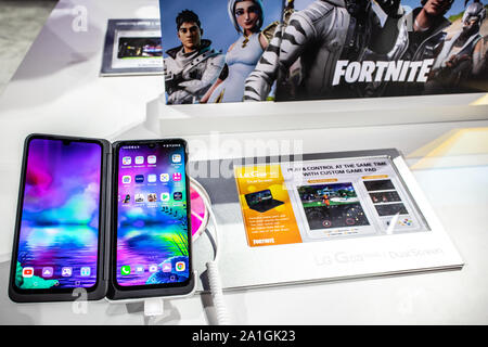 Berlin, Allemagne, Sep 2019, LG G8X Double écran ThinQ sur l'écran du smartphone LG, pavillon d'exposition d'exposition, d'Innovations globales montrent CDI 2019 Banque D'Images
