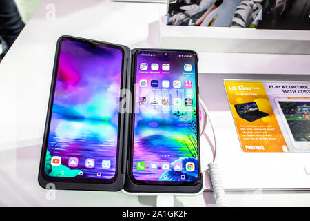 Berlin, Allemagne, Sep 2019, LG G8X Double écran ThinQ sur l'écran du smartphone LG, pavillon d'exposition d'exposition, d'Innovations globales montrent CDI 2019 Banque D'Images