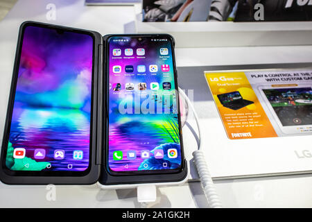 Berlin, Allemagne, Sep 2019, LG G8X Double écran ThinQ sur l'écran du smartphone LG, pavillon d'exposition d'exposition, d'Innovations globales montrent CDI 2019 Banque D'Images