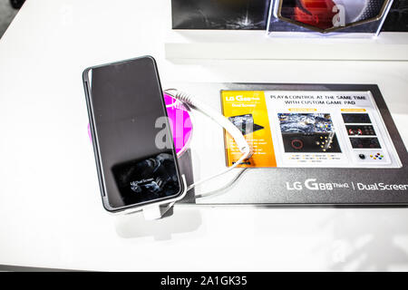 Berlin, Allemagne, Sep 2019, LG G8X Double écran ThinQ sur l'écran du smartphone LG, pavillon d'exposition d'exposition, d'Innovations globales montrent CDI 2019 Banque D'Images