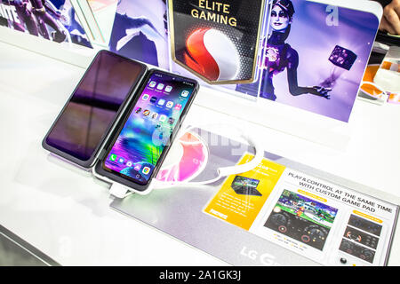 Berlin, Allemagne, Sep 2019, LG G8X Double écran ThinQ sur l'écran du smartphone LG, pavillon d'exposition d'exposition, d'Innovations globales montrent CDI 2019 Banque D'Images