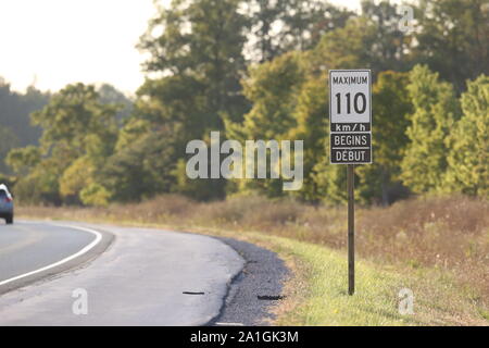 L'Ontario, Canada le 26 septembre 2019. L'Est de l'Ontario, le Canada a lancé un projet pilote d'augmentation de la limite de vitesse sur les autoroutes 3 pour augmenter la limite de vitesse à 110km/h à partir de 100 km/h. Premier 110km/h en garde située sur la 402 juste après le 401 vers Sarnia. Luc Durda/Alamy live news Banque D'Images