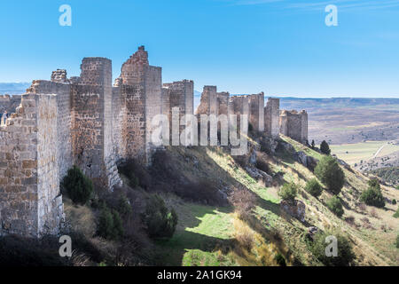 Panorama de l'antenne de Gormaz château à Soria Espagne au-dessus de la rivière Duero. L'un des plus anciens châteaux du monde avec des tours carrées construit par les Maures Banque D'Images