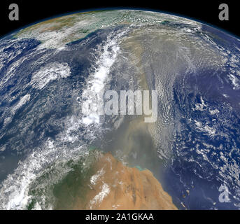 La poussière du désert du Sahara, qui s'étend de l'Afrique de l'ouest à sud-est des États-Unis. Juin 2014, par la NASA/DPA Banque D'Images