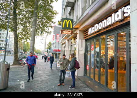COLOGNE, ALLEMAGNE - circa 2018 SEPTEMBRE : l'extérieur du restaurant McDonald's à Cologne. Banque D'Images