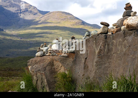 À l'homme fascinant tas de pierres sur une falaise de l'île de Skye, en Ecosse Banque D'Images