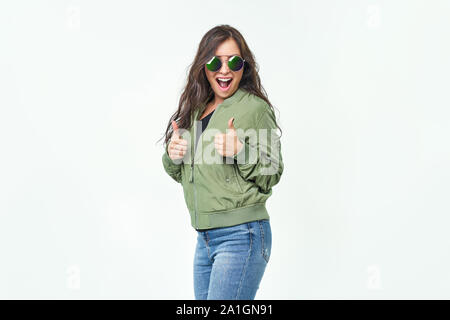 Heureux heureux sourire femme holding Thumbs up geste, belle jeune femme sourire looking at camera Banque D'Images