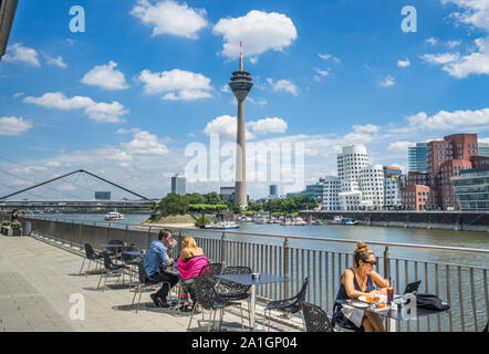 Restaurant en plein air à Düsseldorf Media Harbour avec vue sur le Neuer Zollhof bâtiments et de l'architecture postmoderne de la Gerry bâtiments, Marin Banque D'Images