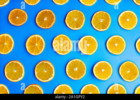Faites glisser une icône orange sur fond bleu Banque D'Images