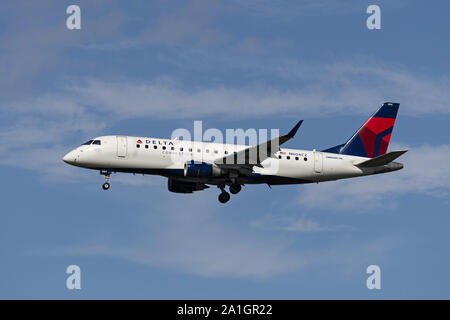 Richmond, Colombie-Britannique, Canada. Sep 24, 2019. Un Delta Connection (Compass Airlines) Embraer 175 (N604CZ) Avion de ligne en courte finale pour l'atterrissage. L'avion est détenu et exploité par Compass Airlines et les mouches sous contrat à Delta Air Lines. Credit : Bayne Stanley/ZUMA/Alamy Fil Live News Banque D'Images