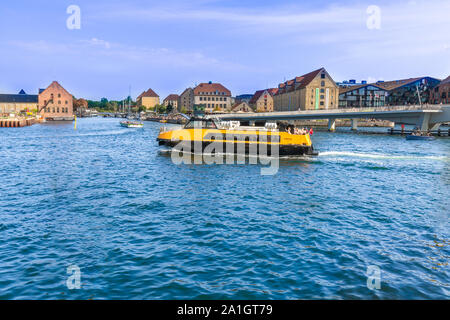 Copenhague, Danemark, 2 août 2019 : l'eau Nyhavn à Copenhague intégré bus système de transport public de passagers sur les canaux de la ville de convoyage Banque D'Images